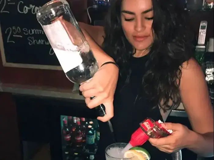 הברמנית אלנה אלבארז (אתר רשמי) הברמנית אלנה אלבארז (אתר רשמי)