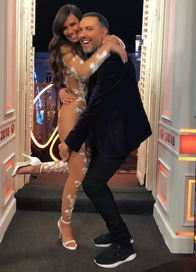 כריסטינה פדרוצ'ה בשמלת כלה של Pronovias (צילום מסך) כריסטינה פדרוצ'ה בשמלת כלה של Pronovias (צילום מסך)