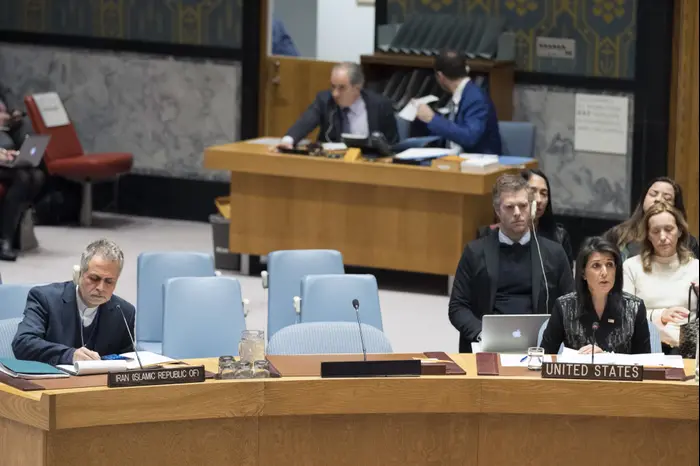 שגרירת ארצות הברית באו"ם ניקי היילי בדיון במועצת הביטחון בנושא ההפגנות באיראן, 5 בינואר 2018 (AP , אי-פי) שגרירת ארצות הברית באו"ם ניקי היילי בדיון במועצת הביטחון בנושא ההפגנות באיראן, 5 בינואר 2018 (AP , אי-פי)