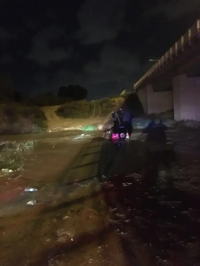 רכב שנסחף ונלכד בפלמחים בעקבות מזג האוויר הסוער. 6 בינואר 2018 (מערכת וואלה! NEWS , כבאות והצלה ראשון לציון)