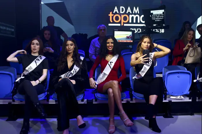 המתמודדות בתחרות ADAM TopModel יעלה פרומקין, חן שאול, אורטל מנצ'ובסקי, עדן נטלי צ'נל (מגד גוזני) המתמודדות בתחרות ADAM TopModel יעלה פרומקין, חן שאול, אורטל מנצ'ובסקי, עדן נטלי צ'נל (מגד גוזני)