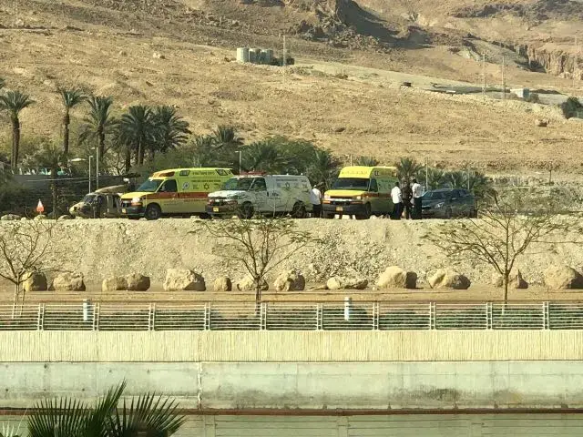 פינוי הפצוע מהדקירה בחוף חמי זוהר ע?י מסוק בים המלח 7 בינואר 2018 (מערכת וואלה! NEWS , איציק טל) פינוי הפצוע מהדקירה בחוף חמי זוהר ע?י מסוק בים המלח 7 בינואר 2018 (מערכת וואלה! NEWS , איציק טל)