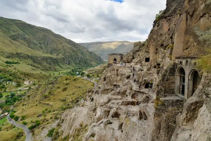 עיר המערות של ורדזיה (Vardzia), גאורגיה (ShutterStock) עיר המערות של ורדזיה (Vardzia), גאורגיה (ShutterStock)