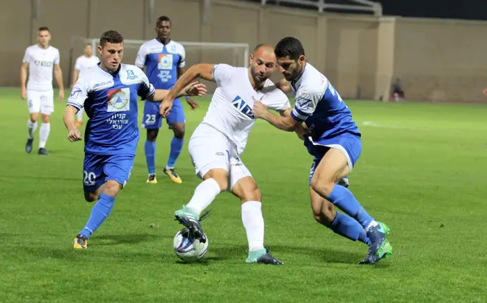רודי חדד שחקן הפועל אשקלון מול גל שיש שחקן הפועל עכו (אדריאן הרבשטיין)