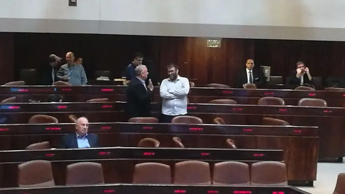יו"ר הקואליציה דוד אמסלם עם ח"כ אורן חזן במליאת הכנסת לקראת ההצבעה על חוק המרכולים, 9 בינואר 2018 (מערכת וואלה! NEWS) יו"ר הקואליציה דוד אמסלם עם ח"כ אורן חזן במליאת הכנסת לקראת ההצבעה על חוק המרכולים, 9 בינואר 2018 (מערכת וואלה! NEWS)