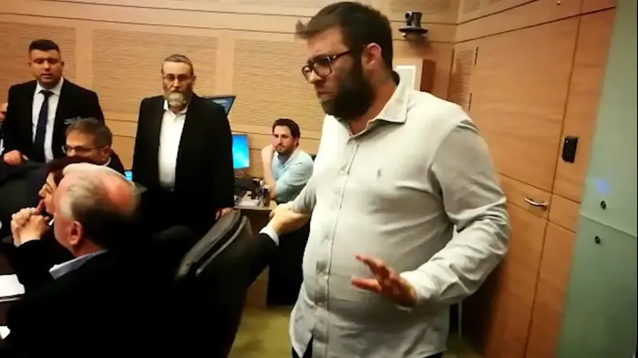 חילופי דברים קשים
ח"כ חזן קרא לח"כ בירן "פה חבית" ובירן
אמרה לו בתגובה שהוא "סרסור" (מערכת וואלה! NEWS , עריכה: שניר דבוש) חילופי דברים קשים
ח"כ חזן קרא לח"כ בירן "פה חבית" ובירן
אמרה לו בתגובה שהוא "סרסור" (מערכת וואלה! NEWS , עריכה: שניר דבוש)