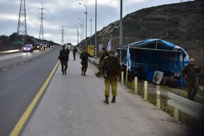 כוחות צה"ל מצוד אחר האחראים לפיגוע בכביש 60 בשומרון שבו נרצח רזיאל שבח (ניב אהרונסון)
