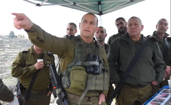 הרמטכ"ל גדי איזנקוט בזירת הפיגוע ליד חוות גלעד (דובר צה"ל)