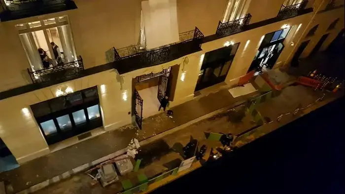 כוחות משטרה מחוץ למלון ריץ בפריז, צרפת, אחרי שוד חנות תכשיטים, 10 בינואר 2018 (רויטרס)