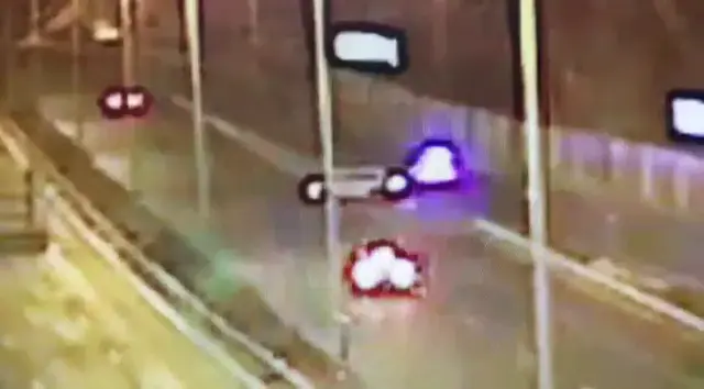 דרמה בנתיבי איילון
תיעוד: מרדף אחרי רכב חשוד באזור מחלף הסירה
הסתיים בירי שוטר על חברו, במהלך ההשתלטות (אתר רשמי) דרמה בנתיבי איילון
תיעוד: מרדף אחרי רכב חשוד באזור מחלף הסירה
הסתיים בירי שוטר על חברו, במהלך ההשתלטות (אתר רשמי)