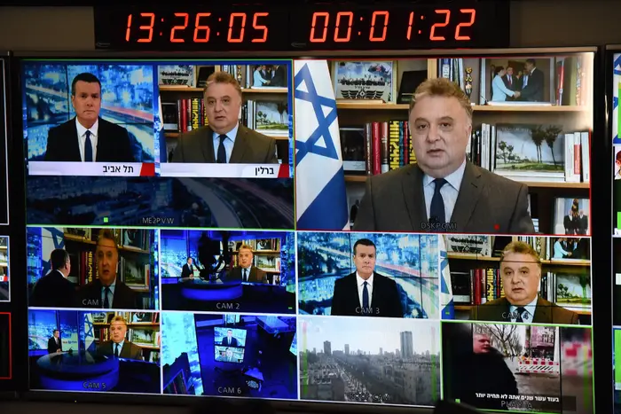 ג'רמי יששכרוף, שגריר ישראל, בברלין ויעקב איילון, 16 בינואר 2018 (ראובן קסטרו) ג'רמי יששכרוף, שגריר ישראל, בברלין ויעקב איילון, 16 בינואר 2018 (ראובן קסטרו)