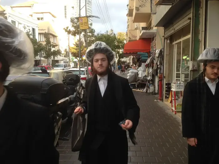 הולכים בגשם בתל אביב, 17 בינואר 2018 (טל אנגלנדר)