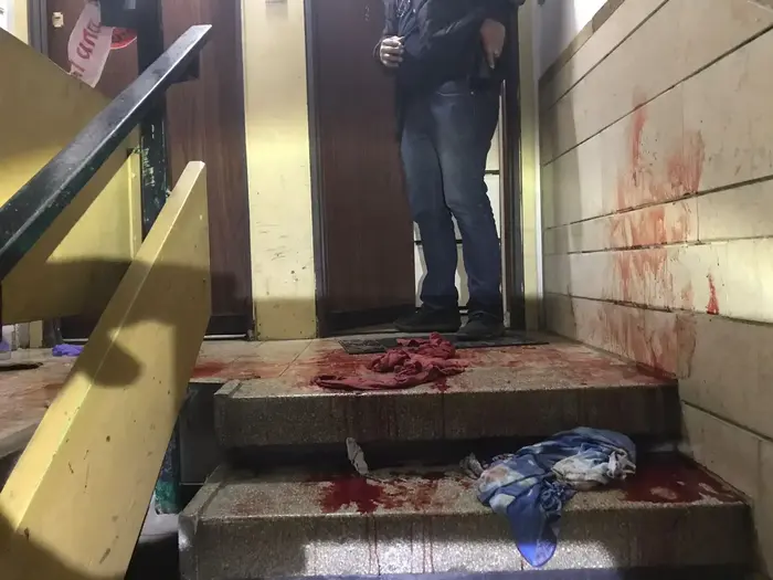 חדר המדרגות שבו נדקר למוות גבר כבן 40 ברחוב האשכול באשדוד (אתר רשמי , דוברות המשטרה) חדר המדרגות שבו נדקר למוות גבר כבן 40 ברחוב האשכול באשדוד (אתר רשמי , דוברות המשטרה)