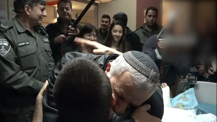 משפחתו של הרב רזיאל שבח ז"ל, שנרצח בפיגוע הירי בסמוך לחוות גלעד, הגיעה לבקר את לוחמי יחידת הימ"מ 18 בינאור (מערכת וואלה! NEWS , דוברות המשטרה) משפחתו של הרב רזיאל שבח ז"ל, שנרצח בפיגוע הירי בסמוך לחוות גלעד, הגיעה לבקר את לוחמי יחידת הימ"מ 18 בינאור (מערכת וואלה! NEWS , דוברות המשטרה)