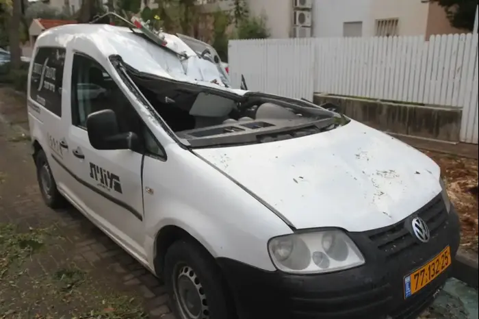 מונית שנפגעה בחדרה (שלומי גבאי) מונית שנפגעה בחדרה (שלומי גבאי)