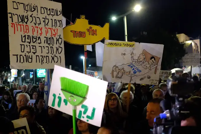 הפגנה נגד השחיתות השלטונית בתל אביב - 20 בינואר 2018 (הארץ , תומר אפלבאום) הפגנה נגד השחיתות השלטונית בתל אביב - 20 בינואר 2018 (הארץ , תומר אפלבאום)