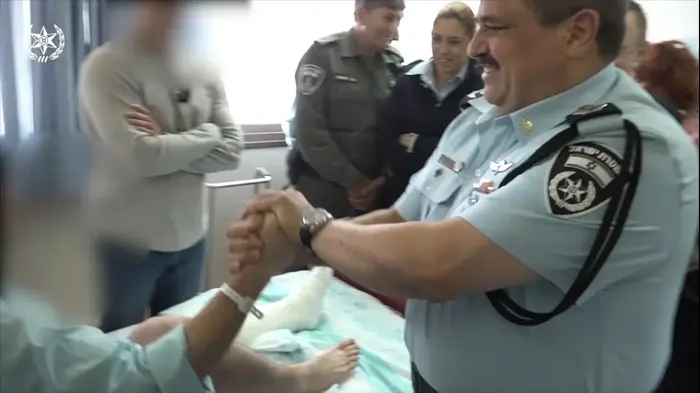 מפכ"ל המשטרה, רנ"צ רוני אלשיך מלווה בסגן מפקד מג"ב, תנ"צ עוזי לוי, מפקד מחוז חוף, ניצב פרץ עמר ומפקד הימ"מ, נצ"מ נ', ביקר את לוחמי הימ"מ שנפצעו בחילופי האש בג'נין, המאושפזים בבית החולים רמב"ם שבחיפה (אתר רשמי) מפכ"ל המשטרה, רנ"צ רוני אלשיך מלווה בסגן מפקד מג"ב, תנ"צ עוזי לוי, מפקד מחוז חוף, ניצב פרץ עמר ומפקד הימ"מ, נצ"מ נ', ביקר את לוחמי הימ"מ שנפצעו בחילופי האש בג'נין, המאושפזים בבית החולים רמב"ם שבחיפה (אתר רשמי)