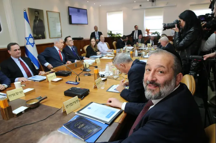 שר הפנים, אריה דרעי בישיבת הממשלה השבועית, 21 בינואר 2018 (מערכת וואלה! NEWS , אלכס קולומויסקי) שר הפנים, אריה דרעי בישיבת הממשלה השבועית, 21 בינואר 2018 (מערכת וואלה! NEWS , אלכס קולומויסקי)