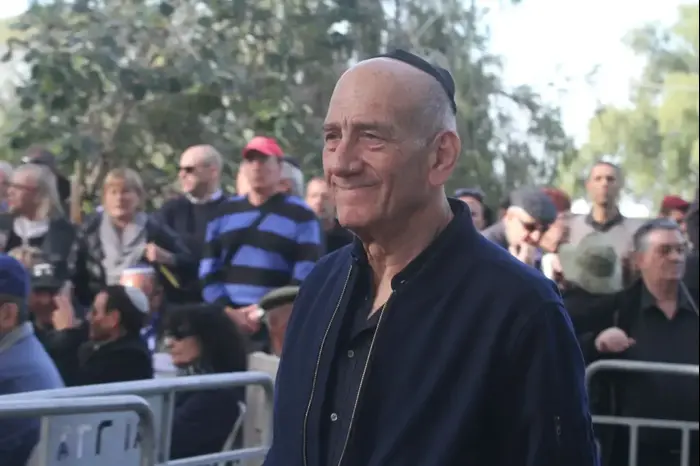 אהוד אולמרט, בהלוויתו של דורון רובין מרס"פ מאי 67, בהלוויתו של האלוף דורון רובין, קרית שאול, 21 בינואר 2018 (שלומי גבאי)