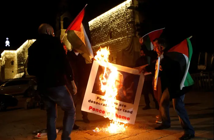 פלסטינים מפגינים בבית לחם נחת סגן נשיא ארצות הברית מייק פנס שנחת בישראל, ינואר 2018 (רויטרס)