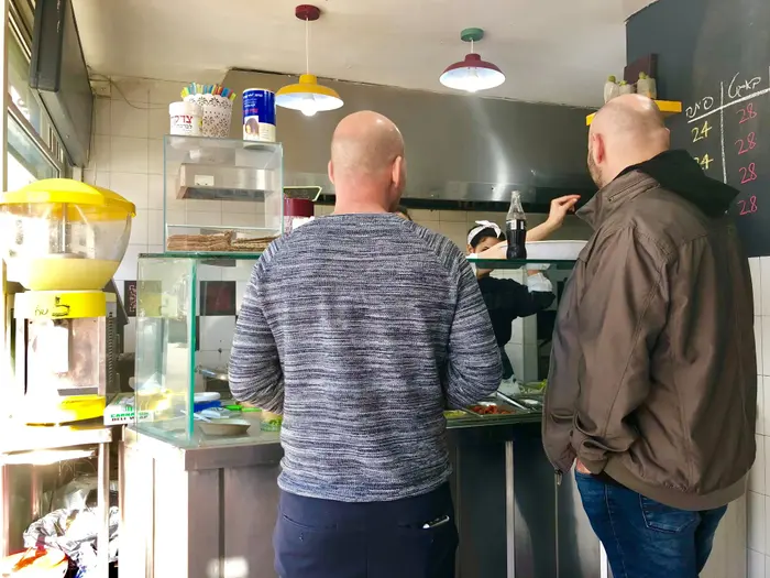 דוכן עראייס (קובי רובין) דוכן עראייס (קובי רובין)