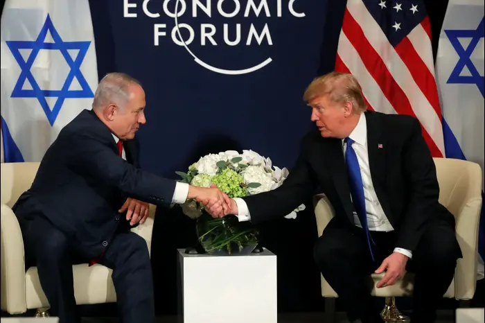 פגישת ראש הממשלה בנימין נתניהו ונשיא ארה"ב דונלד טראמפ בדאבוס, שוויץ 25 בינאור 2018 (רויטרס) פגישת ראש הממשלה בנימין נתניהו ונשיא ארה"ב דונלד טראמפ בדאבוס, שוויץ 25 בינאור 2018 (רויטרס)