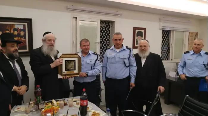 באירוע פרידה מיוחד למפקד משטרת מחוז תל אביב היוצא ניצב משה (צי'קו) אדרי בבני ברק 28 בינואר 2018 (מערכת וואלה! NEWS , -) באירוע פרידה מיוחד למפקד משטרת מחוז תל אביב היוצא ניצב משה (צי'קו) אדרי בבני ברק 28 בינואר 2018 (מערכת וואלה! NEWS , -)