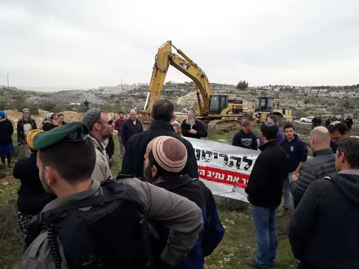 תושבים מתנגדים לפינוי נתיב האבות, 6 בפברואר 2018 (מערכת וואלה! NEWS , מטה המאבק בנתיב האבות) תושבים מתנגדים לפינוי נתיב האבות, 6 בפברואר 2018 (מערכת וואלה! NEWS , מטה המאבק בנתיב האבות)