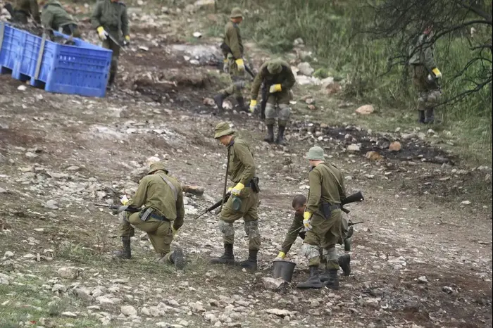 חיילי צה"ל מפנים את חלקי המטוס שנפל, הרדוף, 11 בפברואר 2018 (שלומי גבאי)