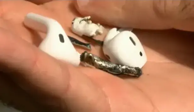 אוזניות איירפודס של אפל שהתפוצצו (צילום מסך) אוזניות איירפודס של אפל שהתפוצצו (צילום מסך)
