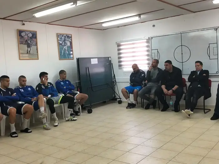 יובל נעים עם שחקני הפועל אשקלון (יח"צ , דוברות הפועל אשקלון) יובל נעים עם שחקני הפועל אשקלון (יח"צ , דוברות הפועל אשקלון)
