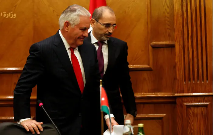 שר החוץ של ארה"ב, רקס טילרסון, עם עמיתו הירדני איימן א-ספדי בעמאן, 14 בפברואר 2018 (רויטרס) שר החוץ של ארה"ב, רקס טילרסון, עם עמיתו הירדני איימן א-ספדי בעמאן, 14 בפברואר 2018 (רויטרס)