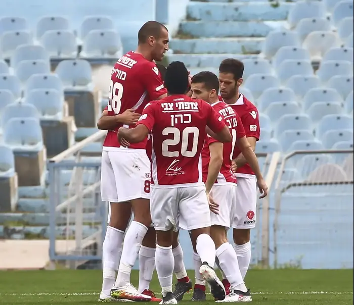 פייסל מוליץ' חוגג עם שחקני הפועל תל אביב (מגד גוזני) פייסל מוליץ' חוגג עם שחקני הפועל תל אביב (מגד גוזני)