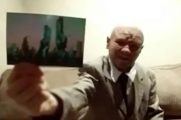 נוסע בזמן מציג תמונה מהעתיד (אתר רשמי) נוסע בזמן מציג תמונה מהעתיד (אתר רשמי)