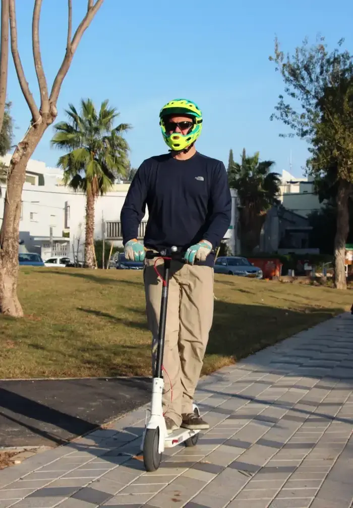 קורקינט שיואמי (ניר בן טובים , ראובן סביו) קורקינט שיואמי (ניר בן טובים , ראובן סביו)