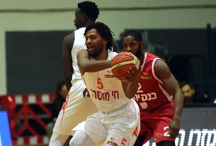 שחקן עירוני נס ציונה קאליף וואייט (ברני ארדוב)