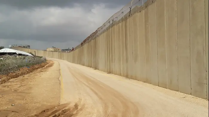גדר ההפרדה חומה בסוף העיר באקה אל גרבייה (מערכת וואלה! NEWS , זיו ריינשטיין) גדר ההפרדה חומה בסוף העיר באקה אל גרבייה (מערכת וואלה! NEWS , זיו ריינשטיין)