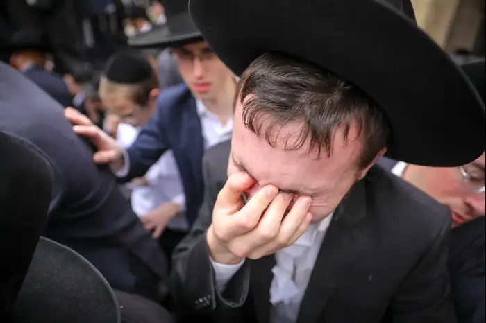 לפני הלוויתו הרב שמואל אוירבך, מנהיג הפלג הירושלמי 25 בפברואר 2018 (מערכת וואלה! NEWS , נועם מושקוביץ) לפני הלוויתו הרב שמואל אוירבך, מנהיג הפלג הירושלמי 25 בפברואר 2018 (מערכת וואלה! NEWS , נועם מושקוביץ)