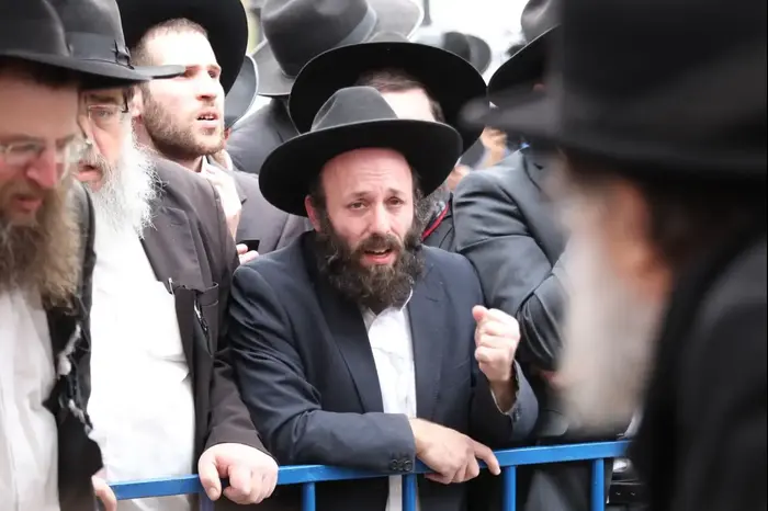 לפני הלוויתו הרב שמואל אוירבך, מנהיג הפלג הירושלמי 25 בפברואר 2018 (מערכת וואלה! NEWS , הלל מאיר/TPS) לפני הלוויתו הרב שמואל אוירבך, מנהיג הפלג הירושלמי 25 בפברואר 2018 (מערכת וואלה! NEWS , הלל מאיר/TPS)