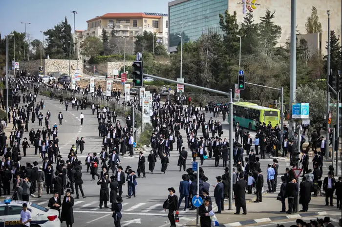 הלוויתו הרב שמואל אוירבך, מנהיג הפלג הירושלמי 25 בפברואר 2018 (מערכת וואלה! NEWS , נועם מושקוביץ) הלוויתו הרב שמואל אוירבך, מנהיג הפלג הירושלמי 25 בפברואר 2018 (מערכת וואלה! NEWS , נועם מושקוביץ)