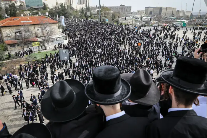 הלוויתו הרב שמואל אוירבך, מנהיג הפלג הירושלמי 25 בפברואר 2018 (מערכת וואלה! NEWS , נועם מושקוביץ) הלוויתו הרב שמואל אוירבך, מנהיג הפלג הירושלמי 25 בפברואר 2018 (מערכת וואלה! NEWS , נועם מושקוביץ)