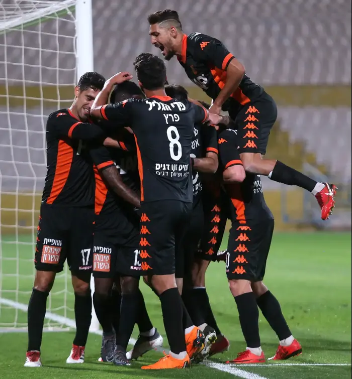 שחקני בני יהודה חוגגים (קובי אליהו) שחקני בני יהודה חוגגים (קובי אליהו)