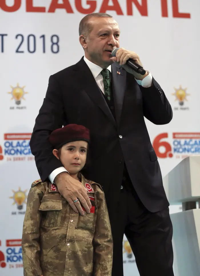 נשיא טורקיה ארדואן עם ילדה במדים בכנס פוליטי, 24 בפברואר 2018 (AP) נשיא טורקיה ארדואן עם ילדה במדים בכנס פוליטי, 24 בפברואר 2018 (AP)