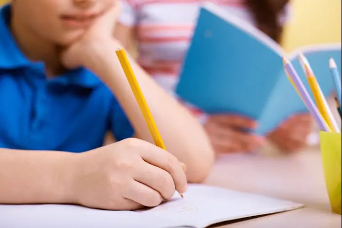 ילד מחזיק עיפרון (ShutterStock) ילד מחזיק עיפרון (ShutterStock)