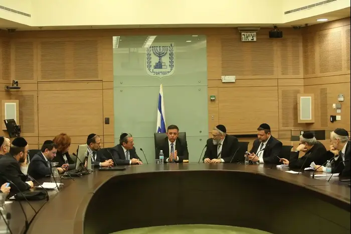 חברי המשלחת מיהודי ארה"ב מהזרם הרפורמי והקונסרבטיבי עם אבי גבאי (מערכת וואלה! NEWS , שלומי כהן) חברי המשלחת מיהודי ארה"ב מהזרם הרפורמי והקונסרבטיבי עם אבי גבאי (מערכת וואלה! NEWS , שלומי כהן)
