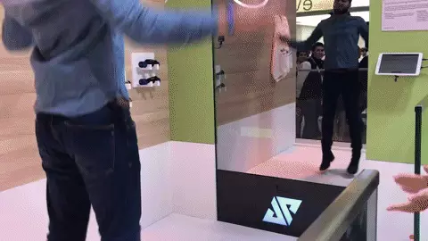 Solos mirror מייצרת מראות כושר ובתערוכה קיבלנו הדגמה למראה שגרמה לנו להזיע. אחרי סיום הפעילות, היא גם מדדה לנו את דופק הלב. (מערכת וואלה! NEWS , אורן דותן) Solos mirror מייצרת מראות כושר ובתערוכה קיבלנו הדגמה למראה שגרמה לנו להזיע. אחרי סיום הפעילות, היא גם מדדה לנו את דופק הלב. (מערכת וואלה! NEWS , אורן דותן)