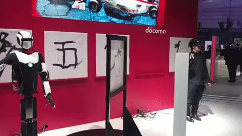 הרשת הסלולרית של יפן ביצעה תצוגת תכלית שבה הציגה רובוט עם זרועות שמבצע תנועות זהות של הבן אדם שעומד לידו ועוטה כפפות מיוחדות (מערכת וואלה! NEWS , אורן דותן) הרשת הסלולרית של יפן ביצעה תצוגת תכלית שבה הציגה רובוט עם זרועות שמבצע תנועות זהות של הבן אדם שעומד לידו ועוטה כפפות מיוחדות (מערכת וואלה! NEWS , אורן דותן)
