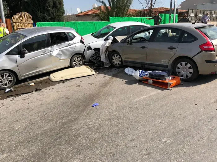 תאונת הדרכים בית שמש רחוב רמב"ם (מערכת וואלה! NEWS , דובורת המשטרה) תאונת הדרכים בית שמש רחוב רמב"ם (מערכת וואלה! NEWS , דובורת המשטרה)