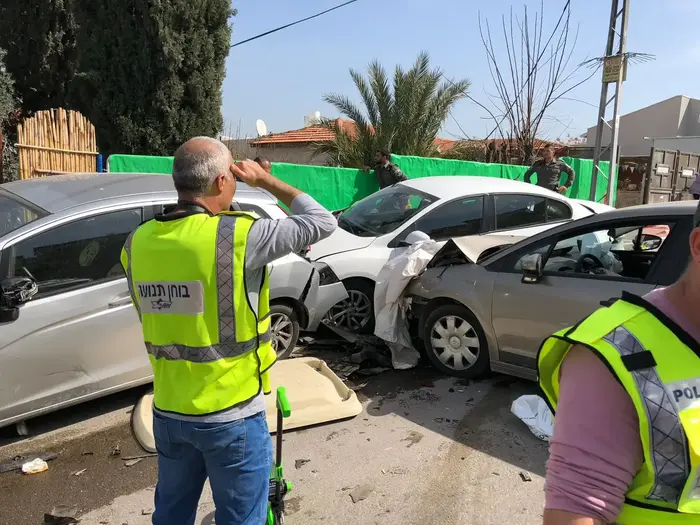 תאונת הדרכים בית שמש רחוב רמב"ם (מערכת וואלה! NEWS , דובורת המשטרה) תאונת הדרכים בית שמש רחוב רמב"ם (מערכת וואלה! NEWS , דובורת המשטרה)