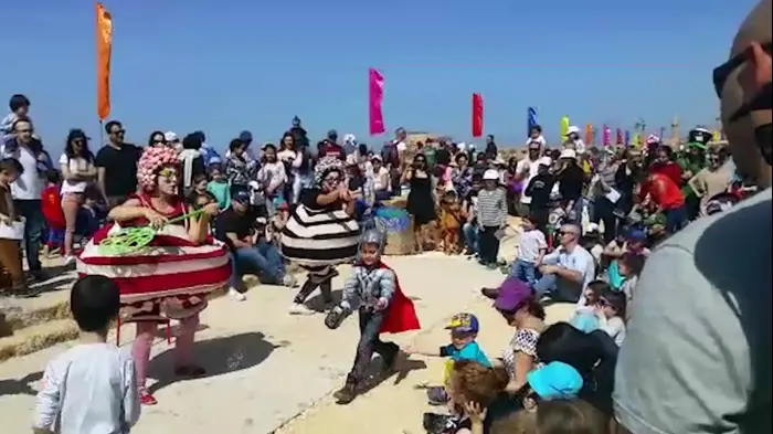 עשרות אלפי מטיילים יצאו לנצל את מזג האוויר החמים באתרי הטבע בארץ (מערכת וואלה! NEWS , צילום: אטי קוריאט, רחל אשכול, רשות הטבע והגנים) עשרות אלפי מטיילים יצאו לנצל את מזג האוויר החמים באתרי הטבע בארץ (מערכת וואלה! NEWS , צילום: אטי קוריאט, רחל אשכול, רשות הטבע והגנים)